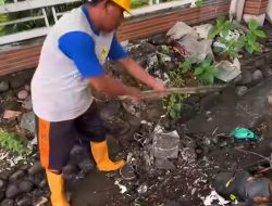 Satgas Drainase PU Makassar Respon Aduan Warga dengan Pengerukan di Jl. Pelita 2