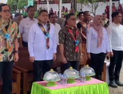 Kadis PU Kota Makassar, Zuhalesi Zubir mendampingi Wali Kota Makassar, Munafri Arifuddin pada Peresmian Bedah Fasilitas Umum. (Renovasi Sekolah Dasar) UPT SPF SD Inpres Pegandongan