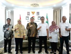 Dinas PU Kota Makassar Zuhaelsi Zubir mendampingi Walikota Makassar Munafri Arifuddin menerima kunjungan Kepala Balai Besar Wilayah Sungai (BBWS) Pompengan-Jeneberang