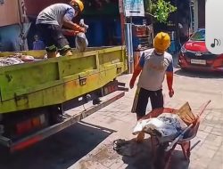 Tindak Lanjuti Laporan,Satgas Drainase Dari Dinas Pu Turun Normalisasikan Drainase