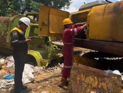 (Satgas) UPT Perbengkelan dan Pengelolaan Alat Berat Dinas PU Kota Makassar melakukan perawatan menyeluruh terhadap armada alat berat yang vital