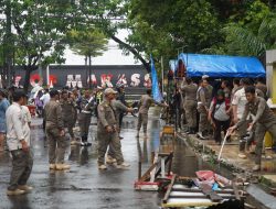 Gunakan Fasilitas Umum ,Satpol pp Makassar  Tertibkan Lapak Pk5 dikecamatan Ujung Pandang