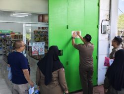 Tak Miliki Izin,Tiga Minimarket di ManggalaTerpaksa Ditutup Oleh Petugas Satpol PP