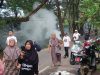 Sabtu Bersih, Warga Nipa-Nipa Dan Pamsimas Kerja Bakti Bersihkan Rumput Liar di Pinggir Jalan