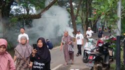 Sabtu Bersih, Warga Nipa-Nipa Dan Pamsimas Kerja Bakti Bersihkan Rumput Liar di Pinggir Jalan