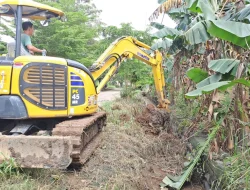 Dinas PU Kembali Mengeruk Drainase Yang Tersumbat Di Manggala