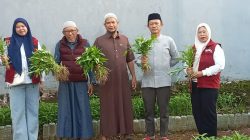 Warga RW 07 Dampang Bira Kelurahan Bangkala Kembangkan Urban Farming Dari Botol Bekas