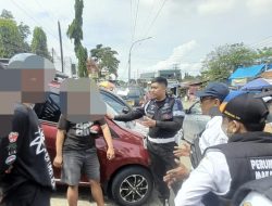 PK-5 dan Parkiran Liar Semrawut Picu Kemacetan di Depan Asrama Haji Makassar