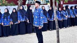 Guru dan Siswa Melakukan Upacara Bendera Memperingati HUT RI Yang ke 81 di Halaman SDI Jongaya