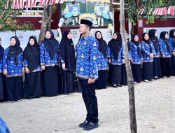 Guru dan Siswa Melakukan Upacara Bendera Memperingati HUT RI Yang ke 81 di Halaman SDI Jongaya