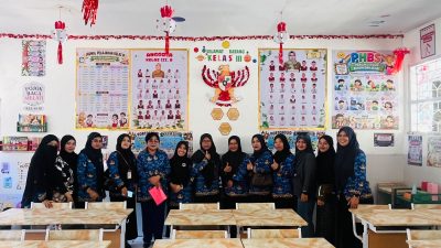 Kepala Sekolah UPT SPF SDN Kassi Sasmitrasari Ismail S.pd Memberikan Ucapan Tanda Terima Kasih Para Kepala Sekolah